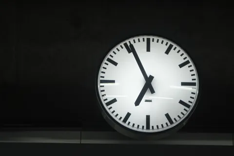白色,黑色,模拟时钟,时间,时钟,晚上,晚上,白天 白色,黑色,模拟时钟,时间,时钟,晚上,晚上,白天