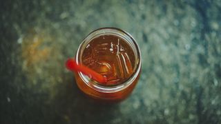 饮料，饮料，冷饮，桌子，餐厅，红色，玻璃，吸管