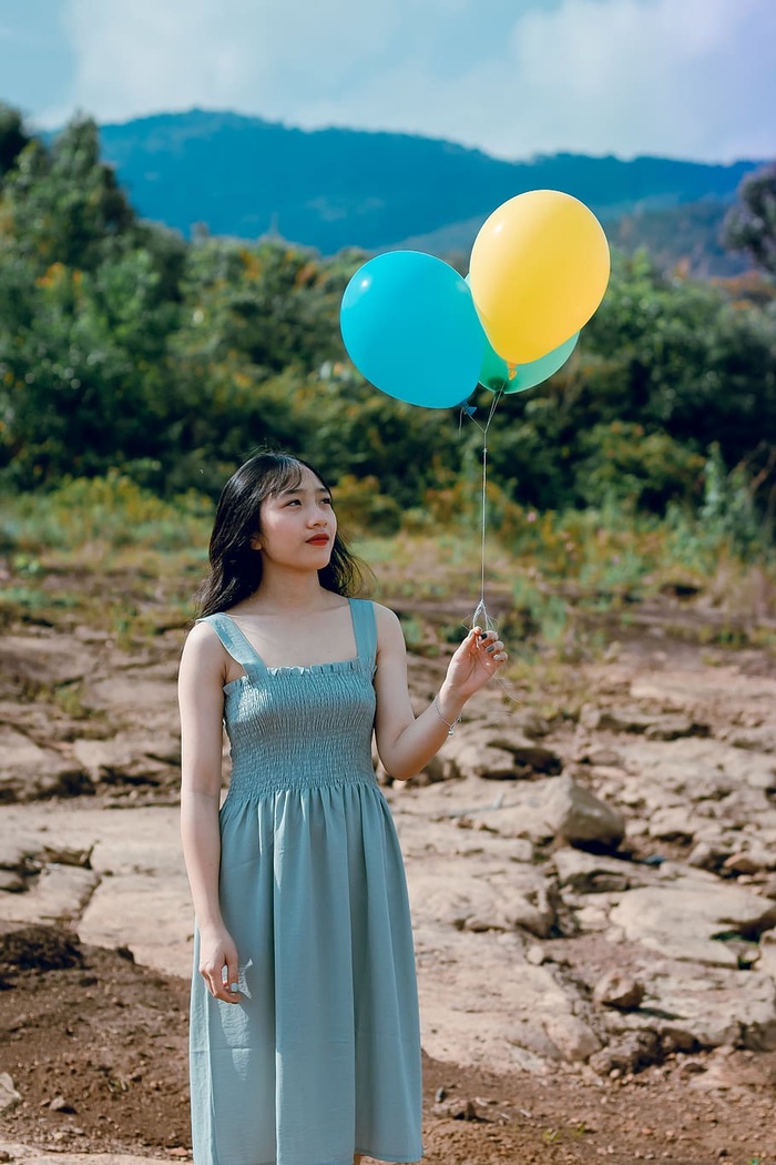 一个拿着气球的女人的照片