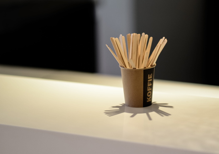 棕色一次性杯中的棕色冰棒棒