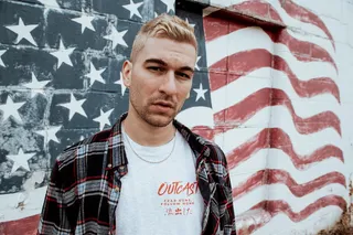 站在美国国旗涂鸦前的人