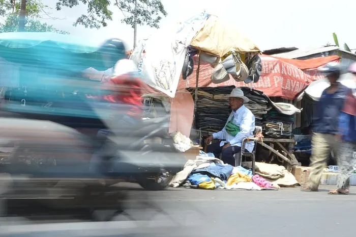 真实的人，一群人，男人，街道，城市，日子，人，垃圾