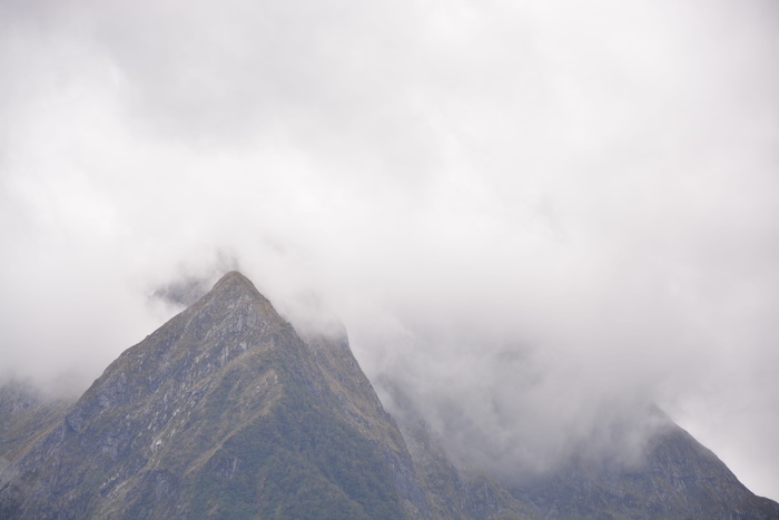 白天多云天空下的山景