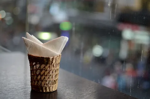 纸巾,普通,雨,窗边,食物和饮料,饮料,没有人,关注前景 纸巾,普通,雨,窗边,食物和饮料,饮料,没有人,关注前景