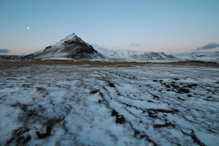 白铁期间山旁雪湖景观照片