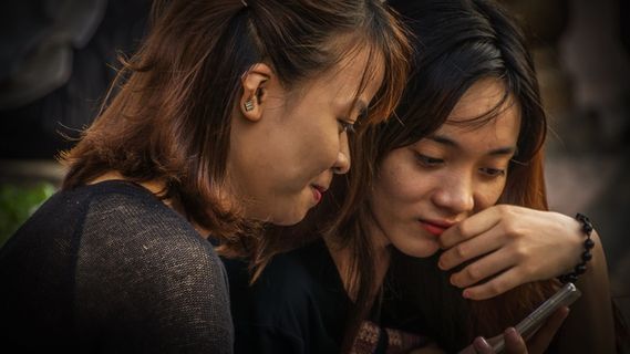 女朋友、信任、沟通、智能手机、友谊、连通性、凝聚力、女性