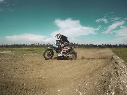 印度,抱怨岩石,眼镜,夹克,头盔,天空,喀拉拉邦 印度,抱怨岩石,眼镜,夹克,头盔,天空,喀拉拉邦