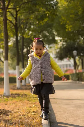 秋天，户外，公园，女孩，快乐，一个人，真人，树