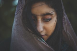 戴头巾的女子照片