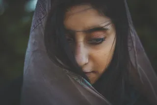 戴头巾的女子照片