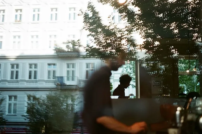 白色和棕色混凝土建筑