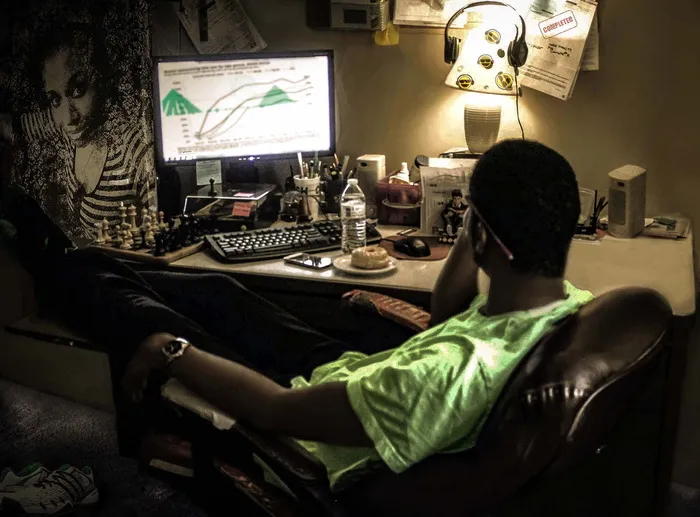 坐在电脑前的人