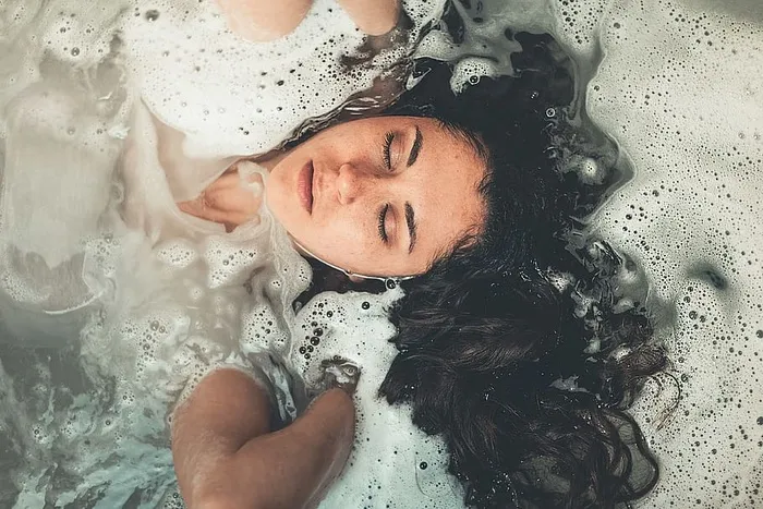 泡在水里的女人
