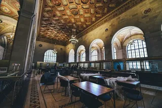 拱门、建筑、建筑、天花板、椅子、枝形吊灯、家具、室内