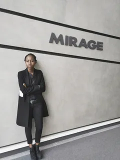 穿黑色西装的女人