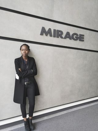 穿黑色西装的女人