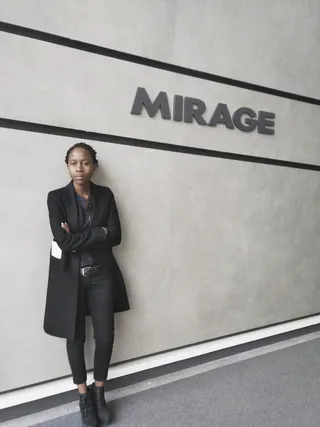 穿黑色西装的女人