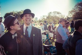 微笑、欢笑、户外、自行车、粗花呢、帽子、阳光、公园