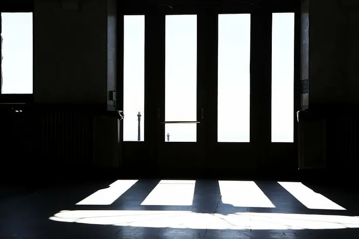 建筑，建筑，黑暗，窗户，室内，无人，阳光，白天