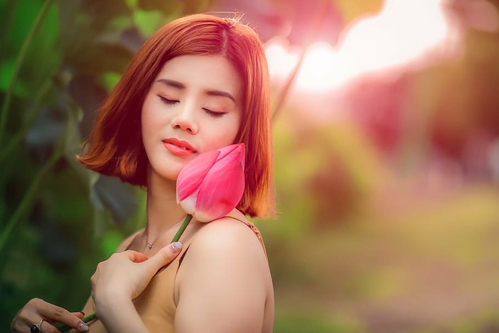 女人，手持，粉色，花照，拍摄，白天，莲花，花