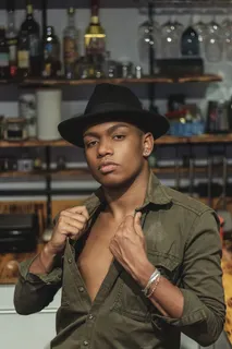 戴黑帽子的男人