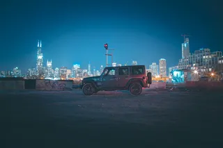 白墙附近的灰色Suv