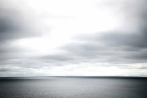 灰度照片,平静,身体,水,白色,多云,天空,白天 灰度照片,平静,身体,水,白色,多云,天空,白天