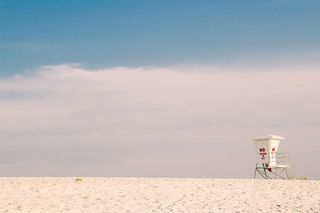 海滩、云朵、救生塔、沙滩、天空、大自然、户外、救生小屋