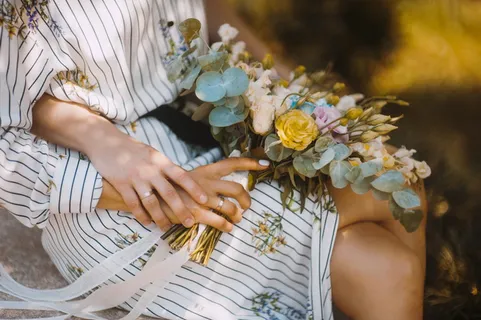 坐着的女人拿着花束的选择性聚焦摄影 坐着的女人拿着花束的选择性聚焦摄影