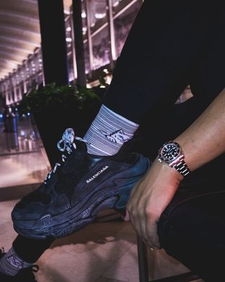 手表、鞋子、宣传、产品、真人、一个人、生活方式、人体部位