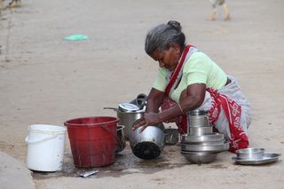 村庄，奶奶，洗衣，水桶，职业，工作，脏，防护服