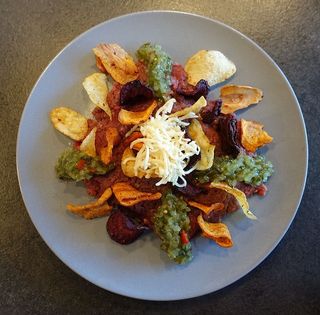 鞑靼，根类蔬菜，罗德弗鲁特薯片，辣根，磨碎的辣根，调味品，黄瓜调味品，牛肉