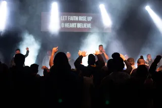 舞台上的人们在室内唱歌