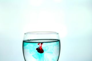 水、墨水、水滴、蓝色、玻璃、蓝色、玻璃、玻璃酒、环境