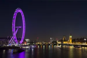 夜间，发光的渡轮在水体附近旋转