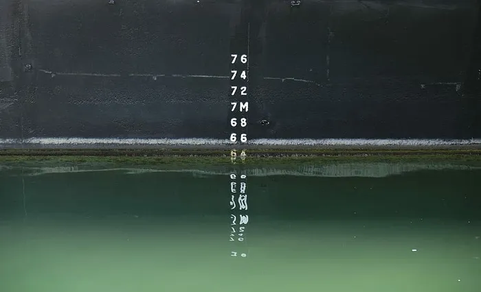 蓝绿色水体