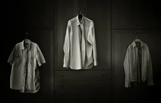 悬挂、衣帽工、服装、无人、室内、扣子衬衫、墙壁建筑特征、缺勤