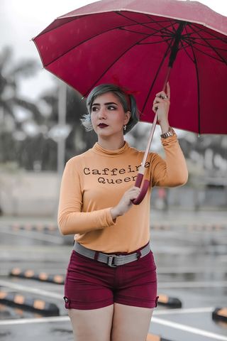 拿着伞站着的女人