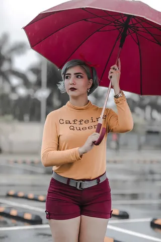 拿着伞站着的女人