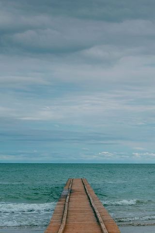 棕色，木质，船坞，白色，蓝色，天空，白天，大海