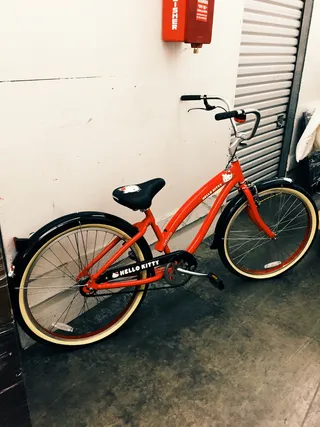 美国，唐尼，布鲁克郡大街12550号，红色，自行车，黑色，自行车，凯蒂猫