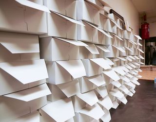 仓库里的一堆油炸圈饼盒