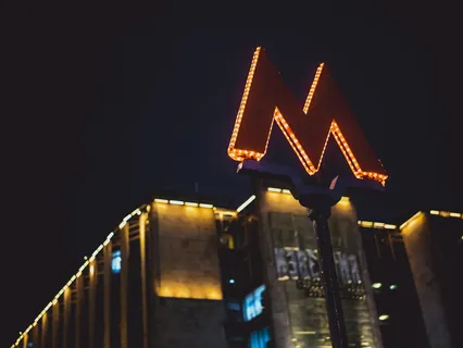 夜间照明M路标的低角度摄影 夜间照明M路标的低角度摄影