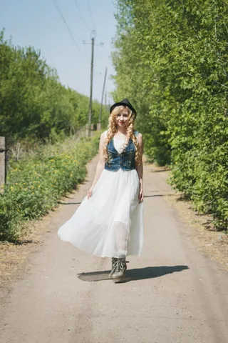 站在路上的女人