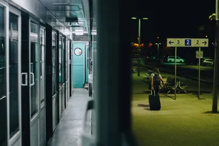 走在灯柱附近的人