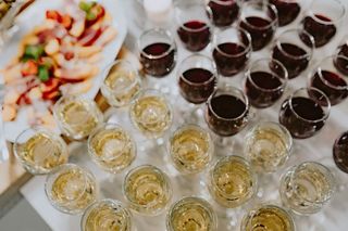 许多杯不同的葡萄酒