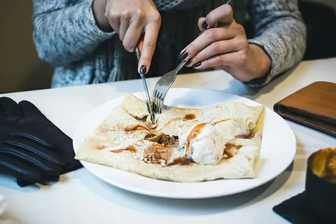 热焦糖和冰淇淋煎饼 热焦糖和冰淇淋煎饼