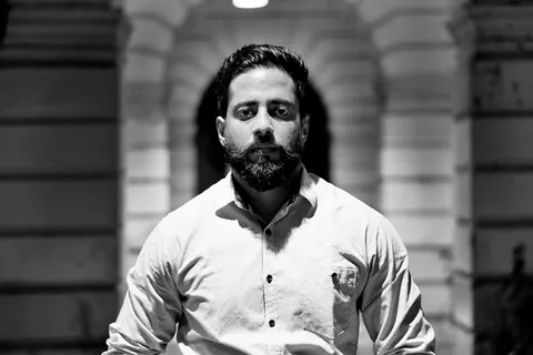 灰度摄影,男人,男子汉,皇室,胡子,年轻,自信,王子 灰度摄影,男人,男子汉,皇室,胡子,年轻,自信,王子