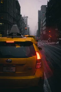公路上黄色丰田掀背车的特写照片 公路上黄色丰田掀背车的特写照片