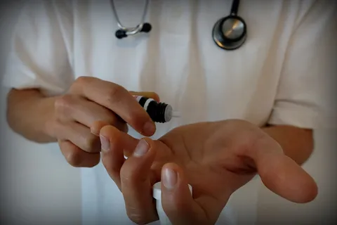 手, 顺势疗法, Globuli, 治疗, 珠子, 自然疗法, 剂量, 剂量